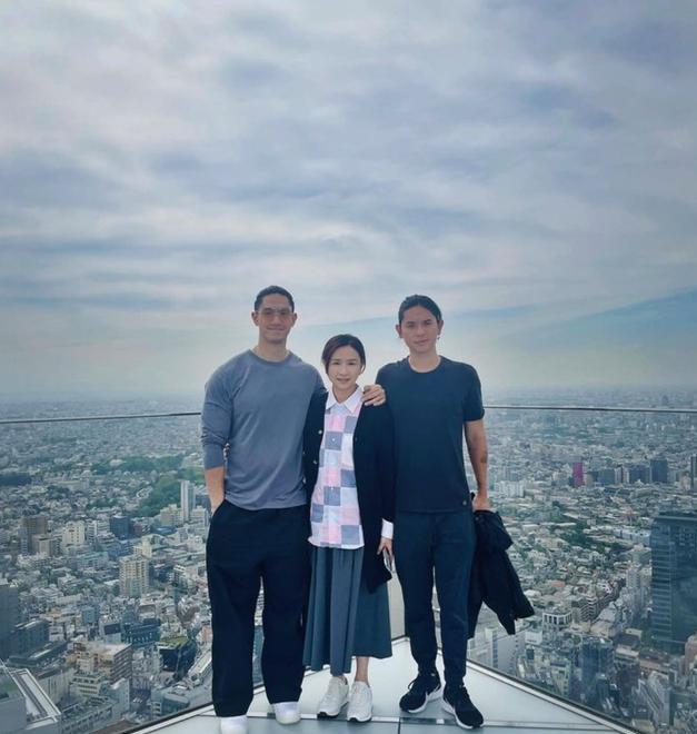 吴婉芳二儿子晒出一张全家福,五十五岁的吴婉芳一点都看不出年龄