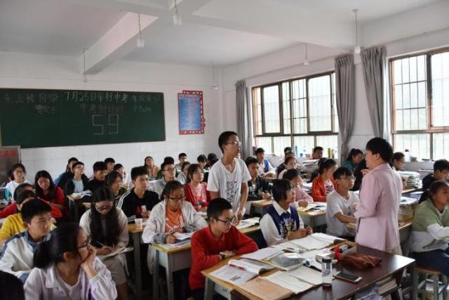 富源县老厂中学组织教师到墨红镇中学开展交流学习活动