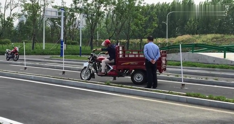 摩托车绕桩技巧 三轮图片