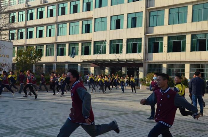 马鞍山一中开展安全疏散演练及安全教育活动