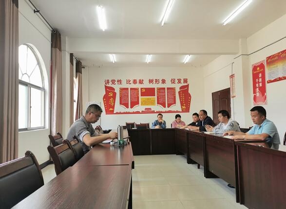 罗甸县人民政府有关领导到罗暮河开展巡河