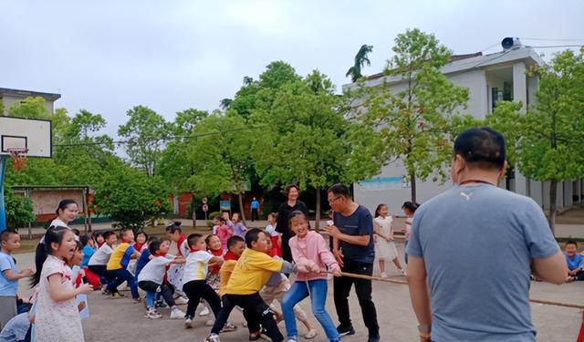 安乡县官陵湖中学:拔河比赛拔出快乐
