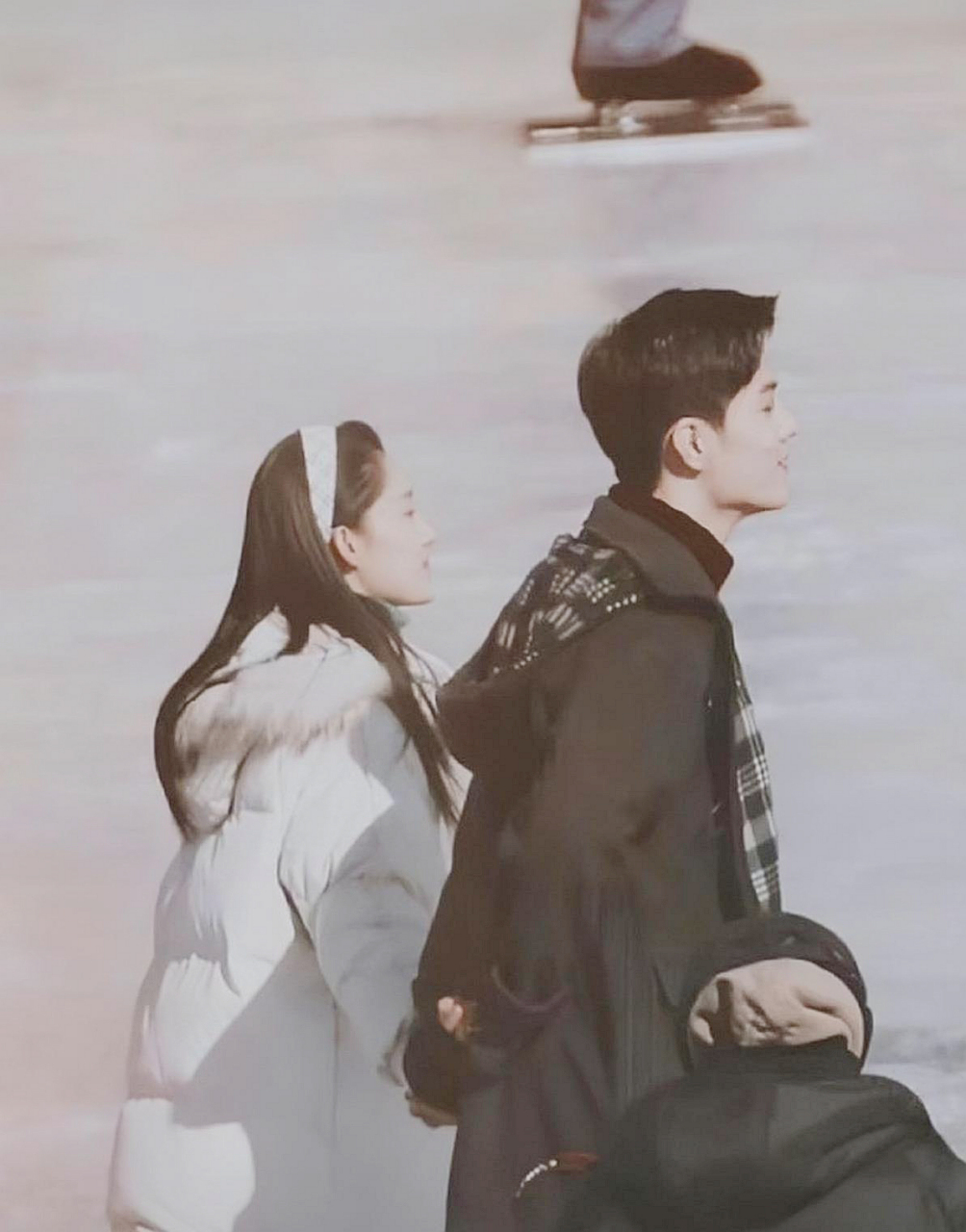 肖战李沁《梦中的那片海》滑冰路透合影,气氛十足!