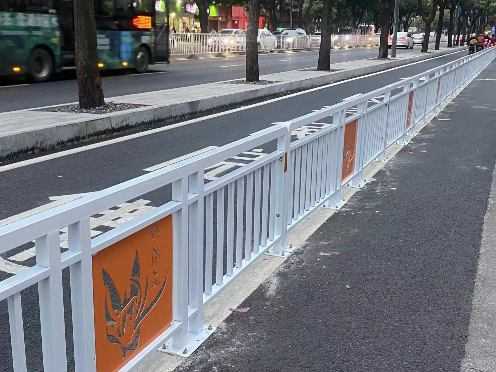 广东新颖设计美观的白阑道路护栏人行道栏杆