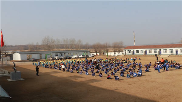 东辽县金州小学举行学生消防安全应急疏散演练