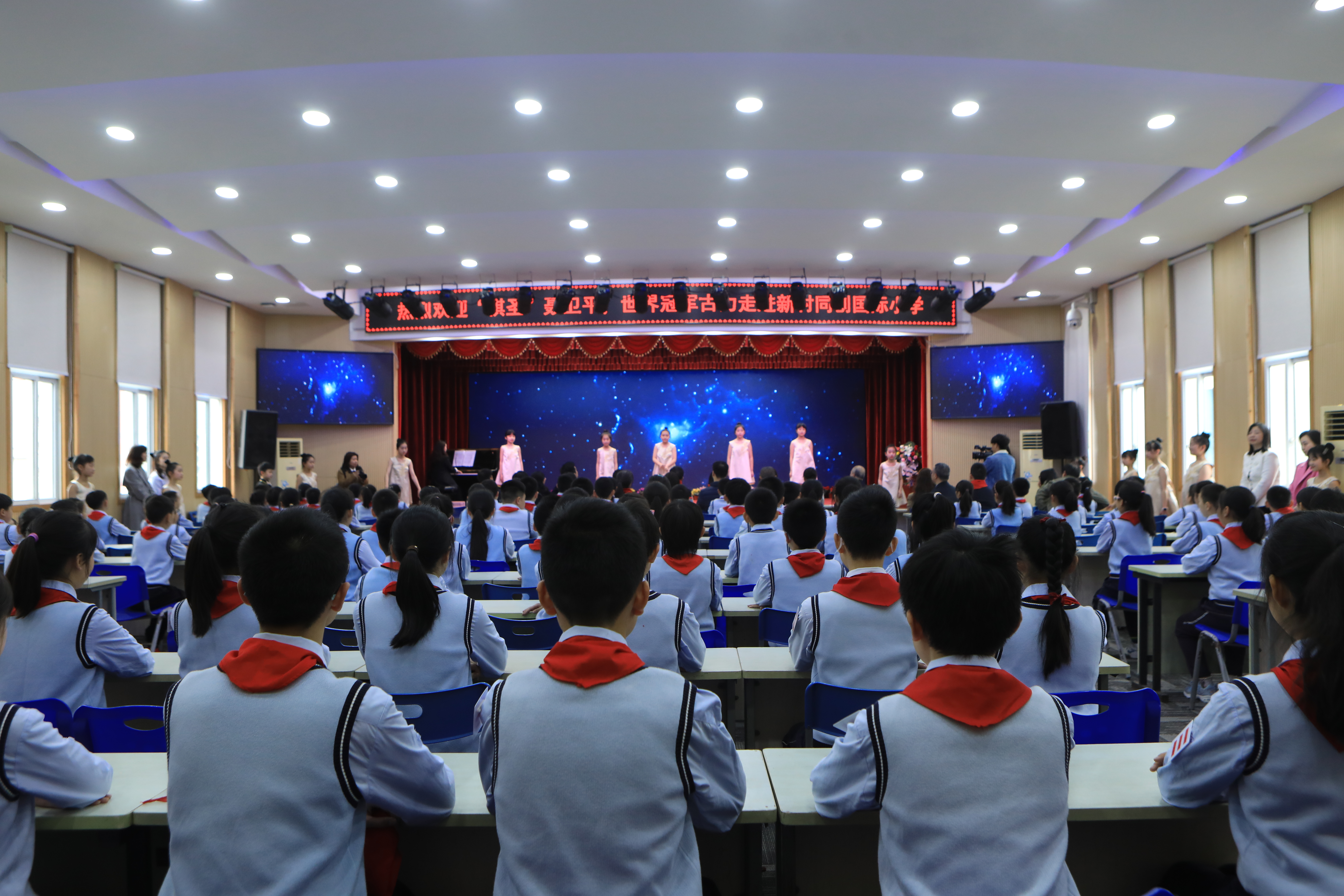 棋圣聂卫平,世界冠军古力走进重庆江北新村同创国际小学