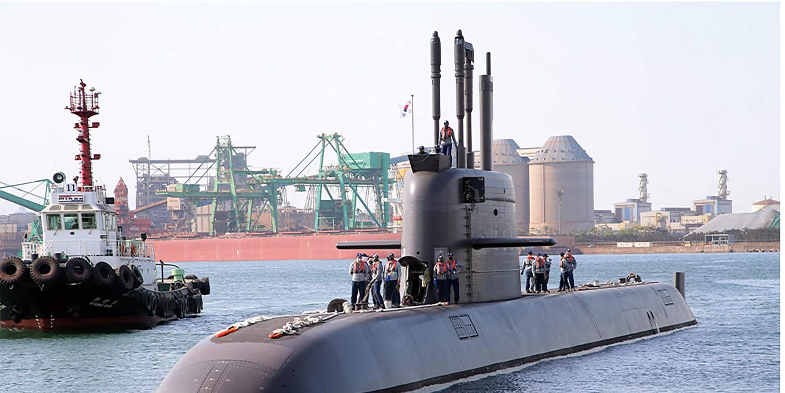 韩国海军最新一艘"安昌浩"级常规动力潜艇在韩国大宇造船厂下水,并