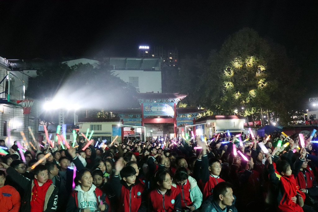 建始县实验初级中学举行"实中好声音"歌手大赛