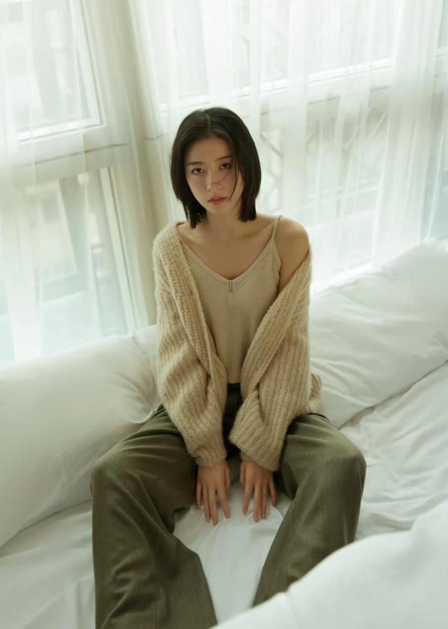 周雨彤也太好看了,这短发还得看他,简直又酷又美,还带着些性感,这样的