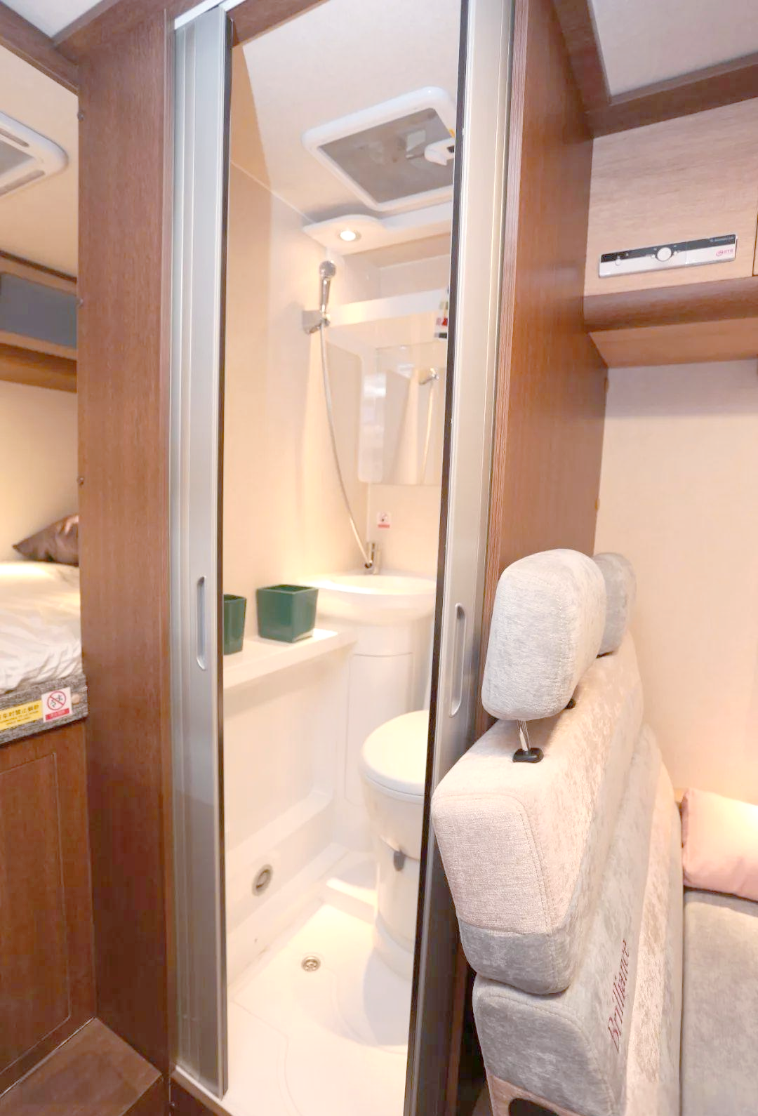 厨房的对面,车内卫生间静静地伫立