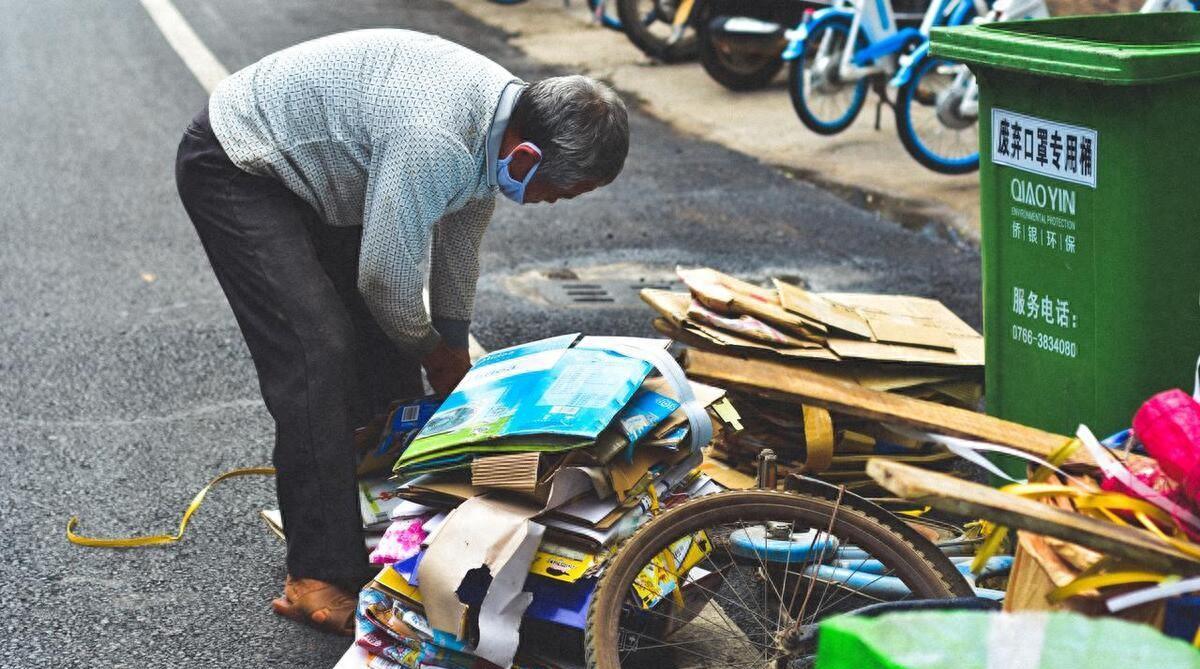 老人捡破烂月入过万,你能接受老人捡废品吗?废品堆满楼道接受吗