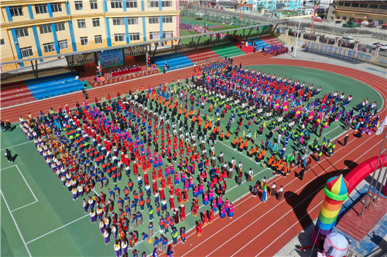 56个方阵56枝花 壤塘县寄宿制小学运动会开幕式超"燃"