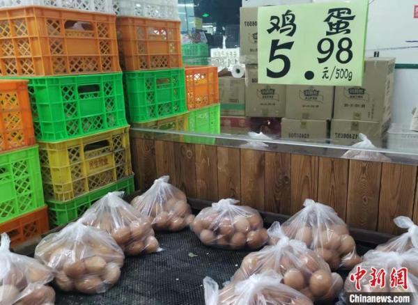 "前两天鸡蛋价格涨得特别多,也就今天没有涨.