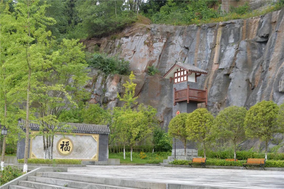 通江县壁山森林公园位于壁州街道西郊村,是以运动健身,休闲娱乐,文化