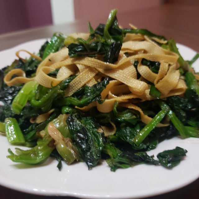 菠菜炒豆腐皮,簡單易做,好吃不長肉