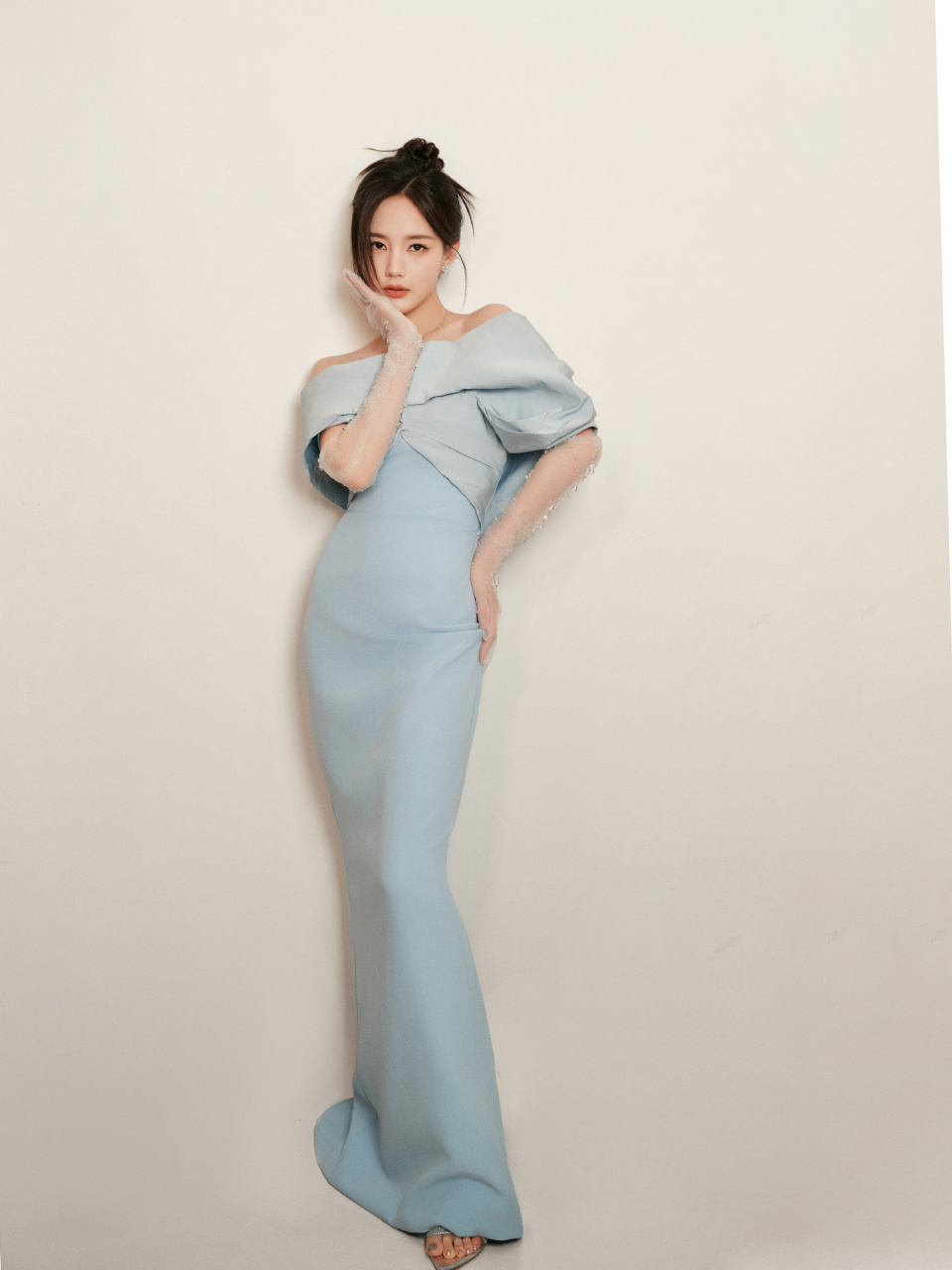 李一桐穿着淡蓝色一字肩长裙亮相,身姿曼妙,曲线玲珑,甜美可爱.