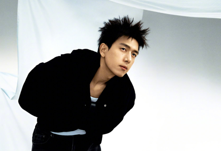 李现简约黑白造型大片