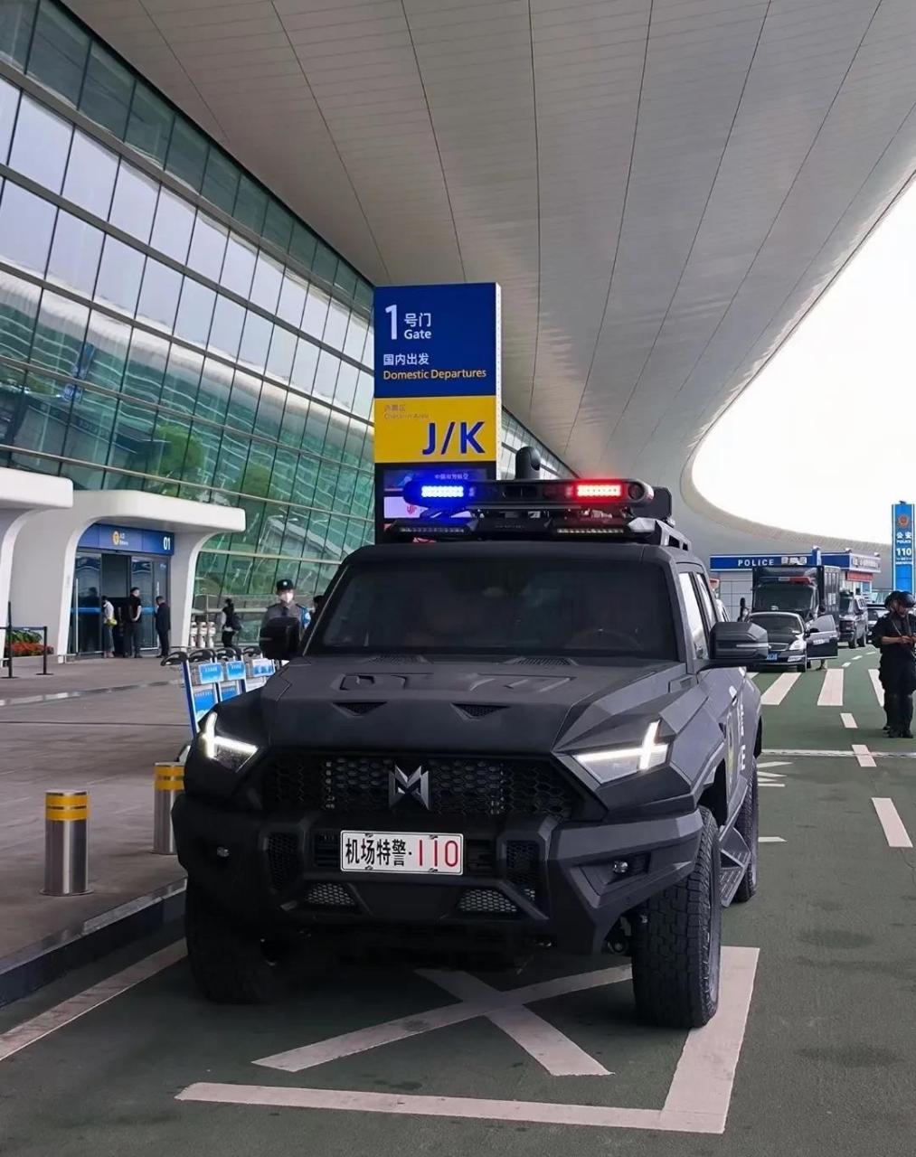 东风猛士917已经挂上特警牌照上路执勤,比亚迪仰望8何时能上路?