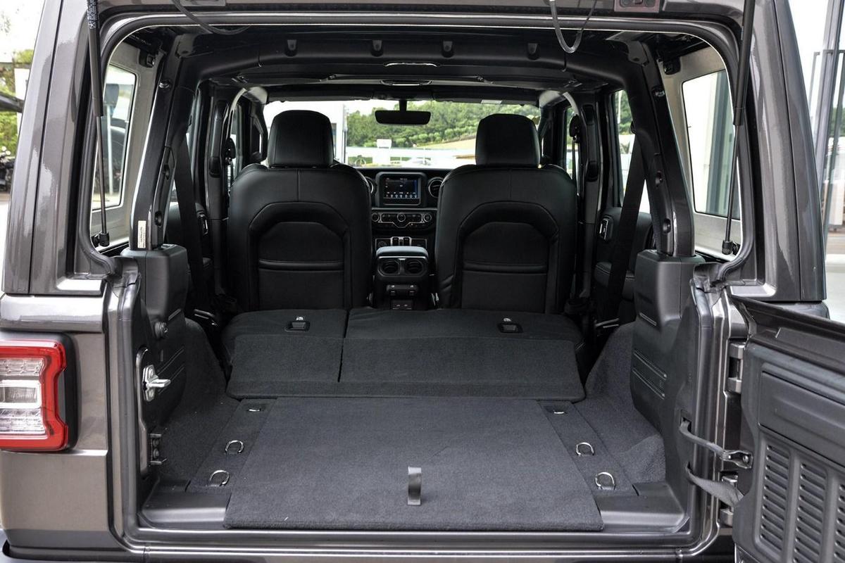 牧马人后排放倒有多少空间