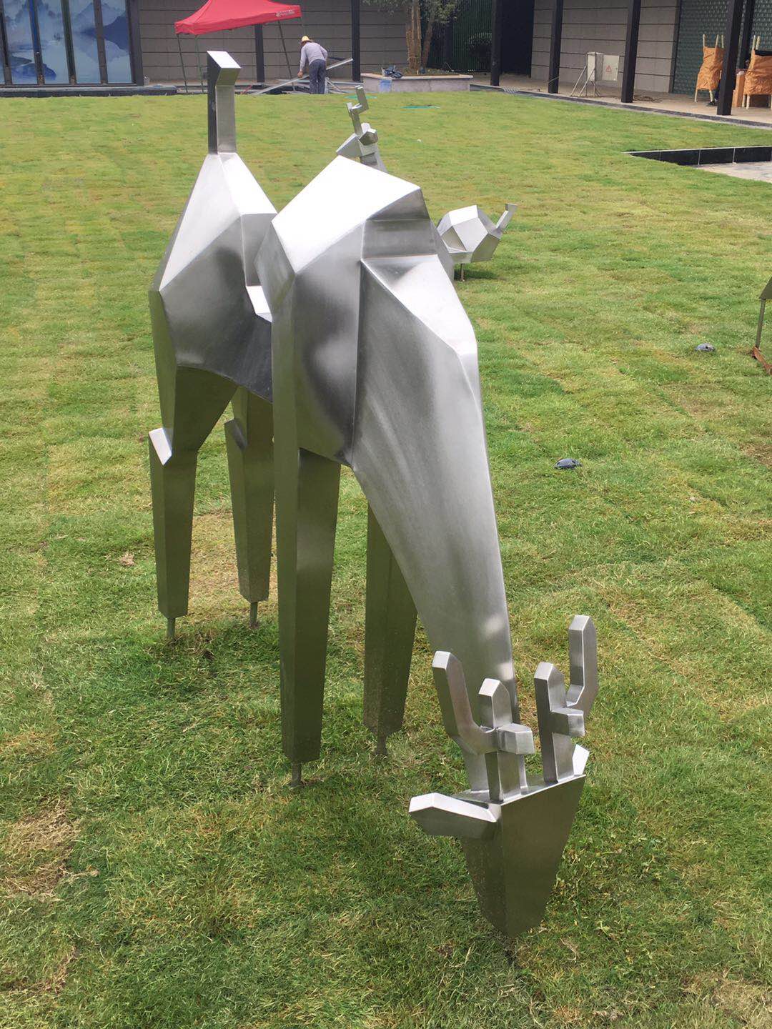 镜面梅花鹿不锈钢雕塑,仿真鹿动物雕塑主题实例