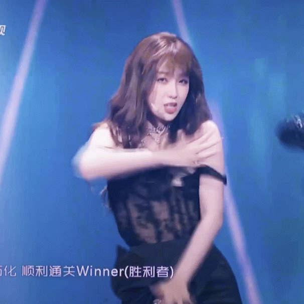 虞书欣的身材真是又甜又辣!风格百变