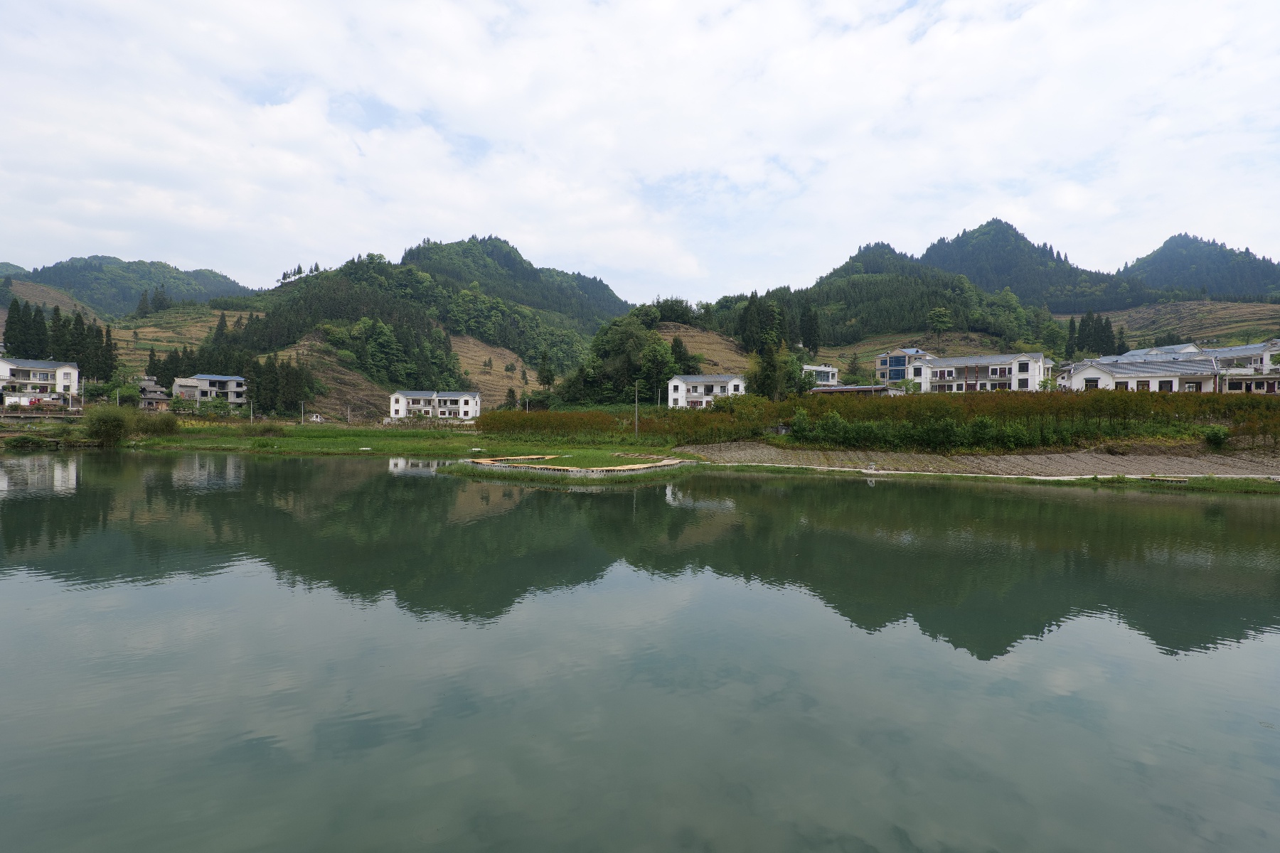 云南威信麟凤镇:整合资源 乡村旅游火起来