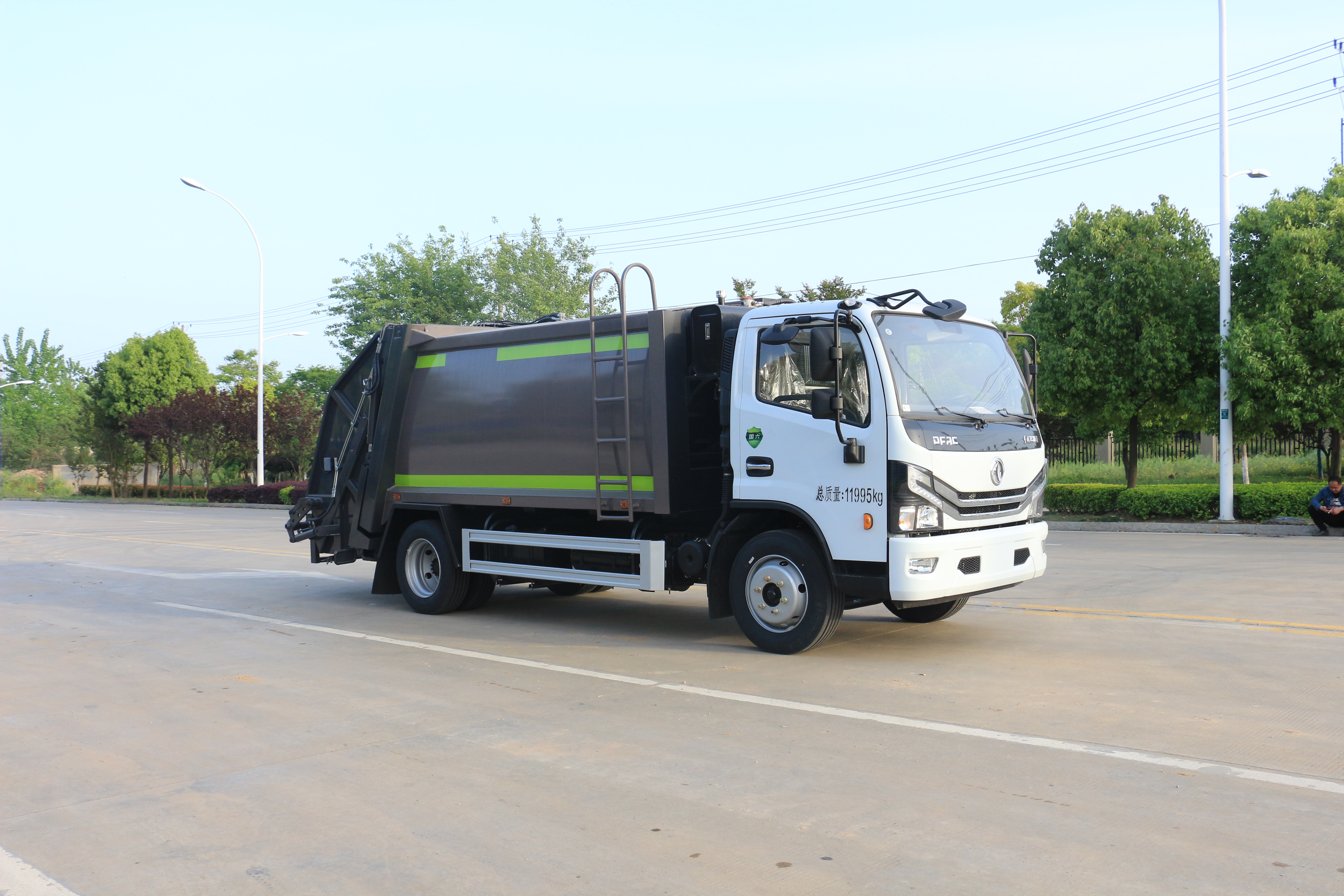 东风轻型垃圾车 环保自动型