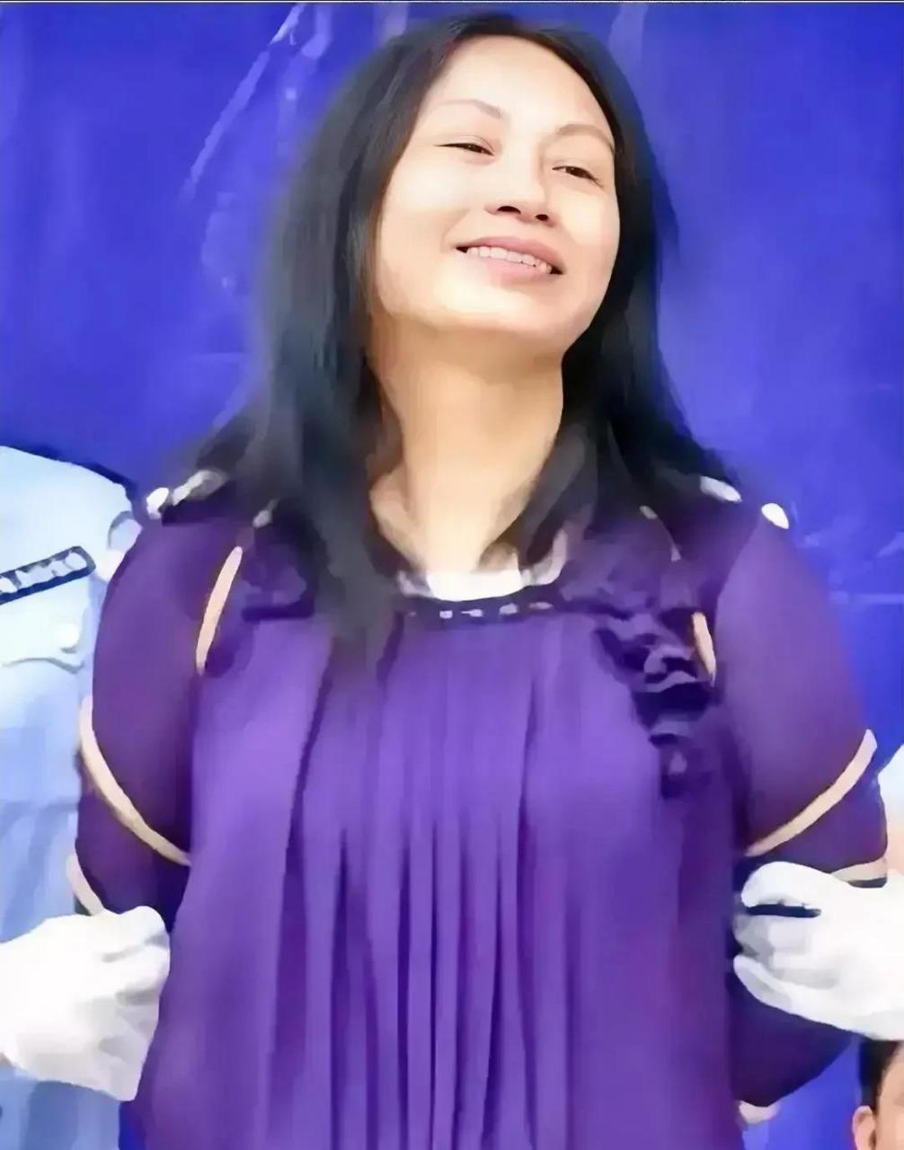 2012年5月18日,广东揭阳,制造假币的女死刑犯方瑞凤被押付刑场,执行