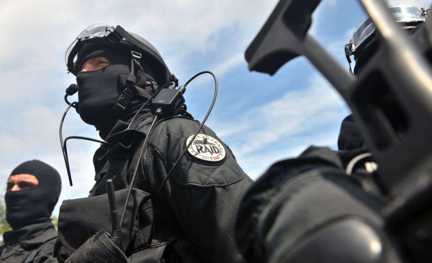 特种兵脸上只涂抹油彩,而特警却要戴面罩,原因是什么?