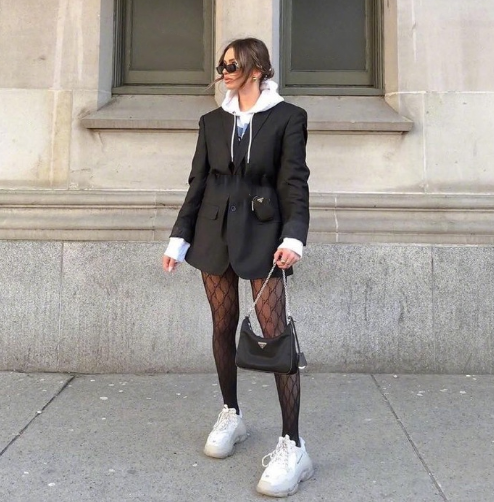 58岁张凯丽对自己身材太自信了,西装 短裤扮嫩,可惜x型腿好明显