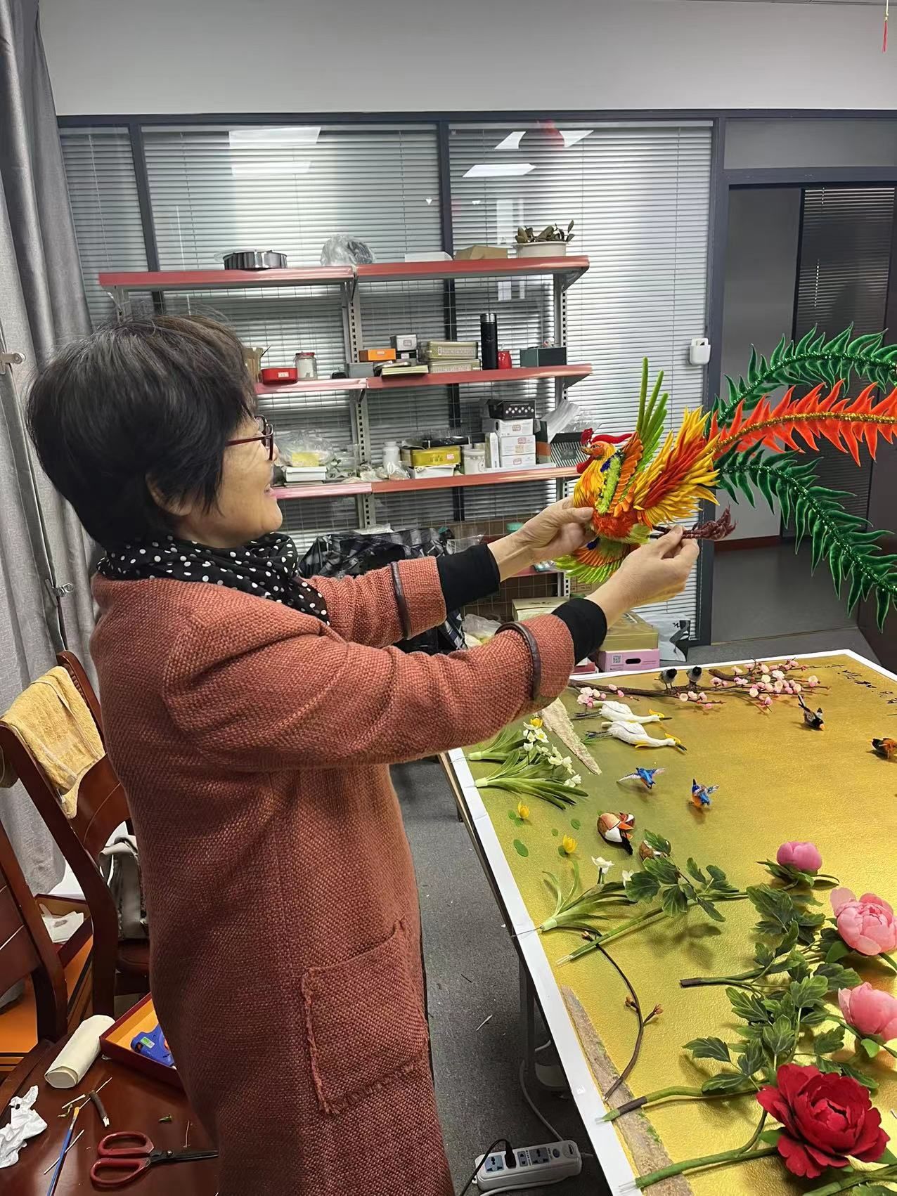 扬州:首次融合通草花和绒花技艺,《凤翔花舞百鸟和鸣》面世