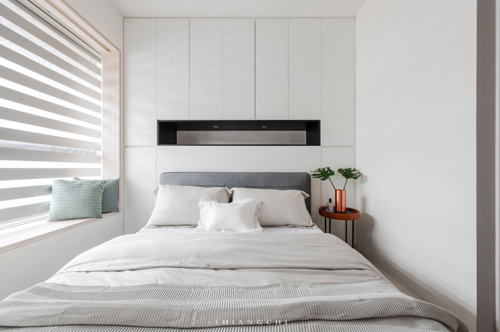 为储物空间最大化,她把床头背后装满柜子,全屋照样宽敞又舒适!