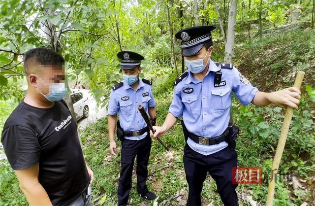 男子派出所交槍民警瞬間起立,險被誤會,民警:應報警處理