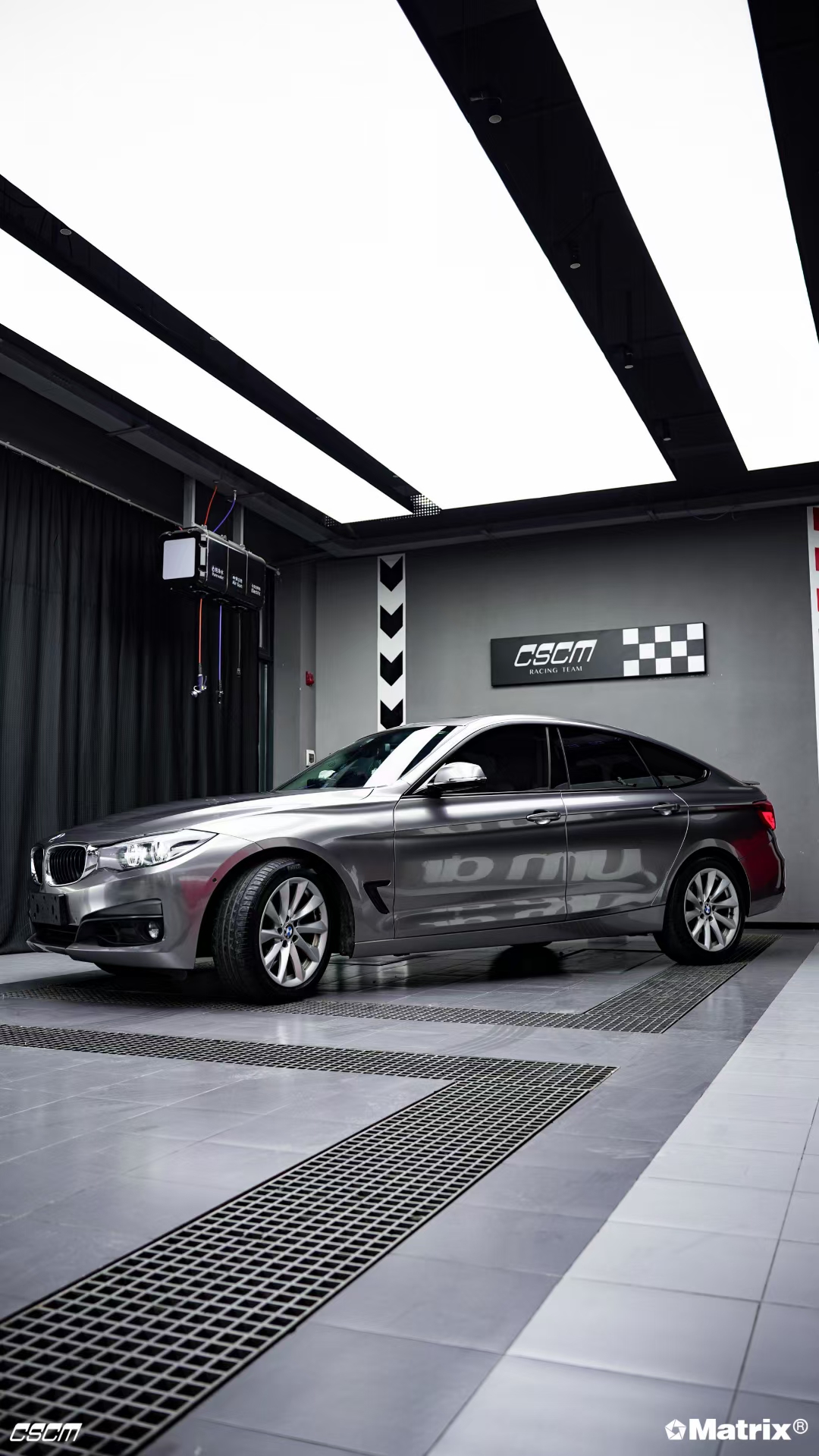 宝马3系矩阵改色膜液态金属银,液态金属质地缓缓流动