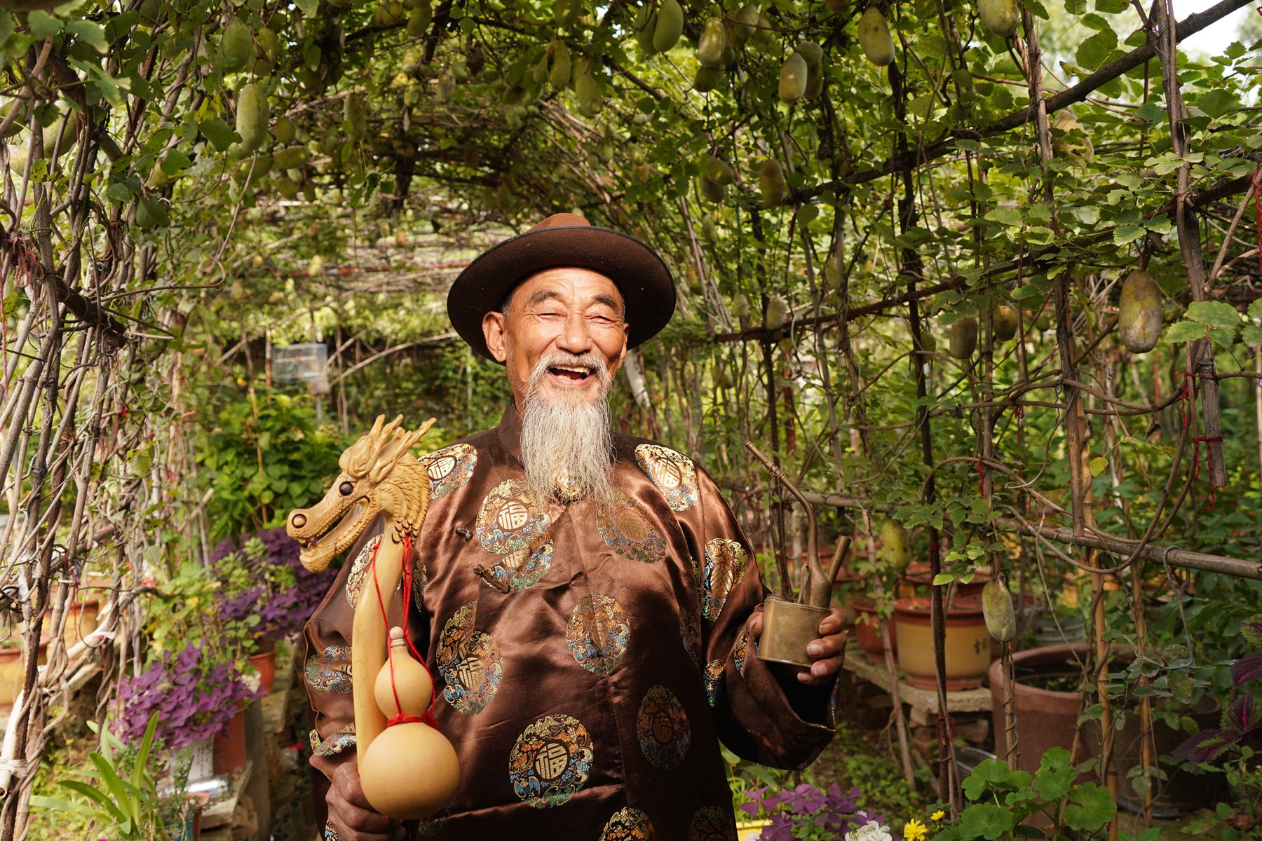 7旬老人用"鬼见愁"做龙头拐杖,2万也不卖,看看啥样