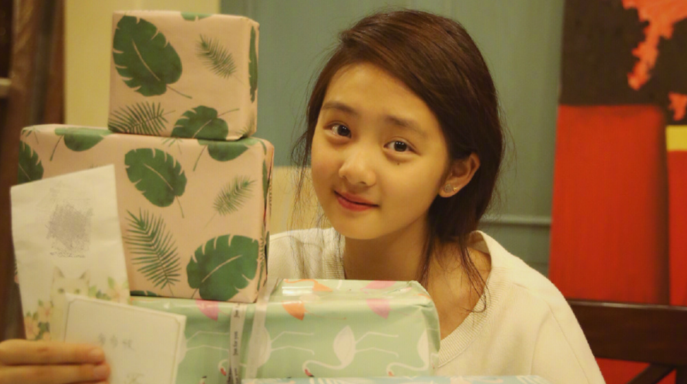 黄多多17岁就当导演了,穿白色西装像女强人,带演员谢幕气场足