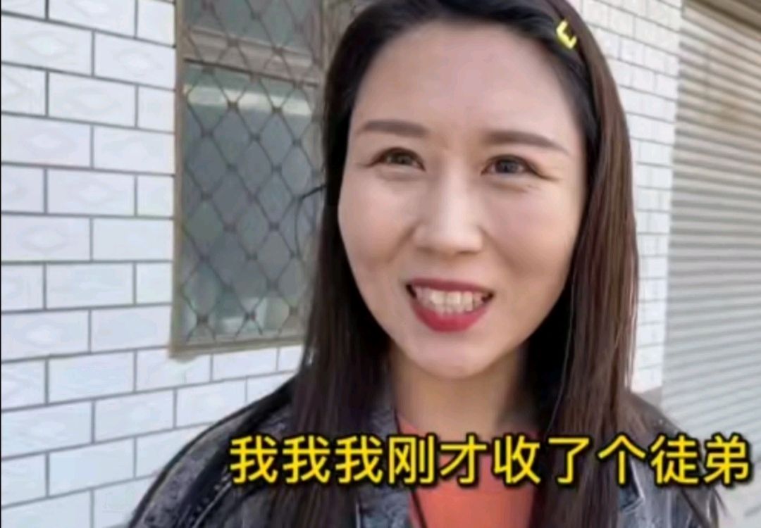 王铁锤曾遭遇合伙人卷钱跑路,靠下象棋做网红实现逆袭