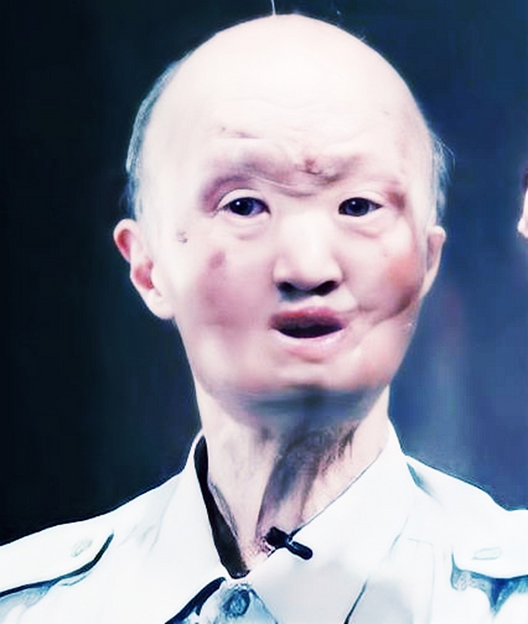 突然,一枚汽油弹落在了他的身边,随后他全身着火,整个人变成了一个