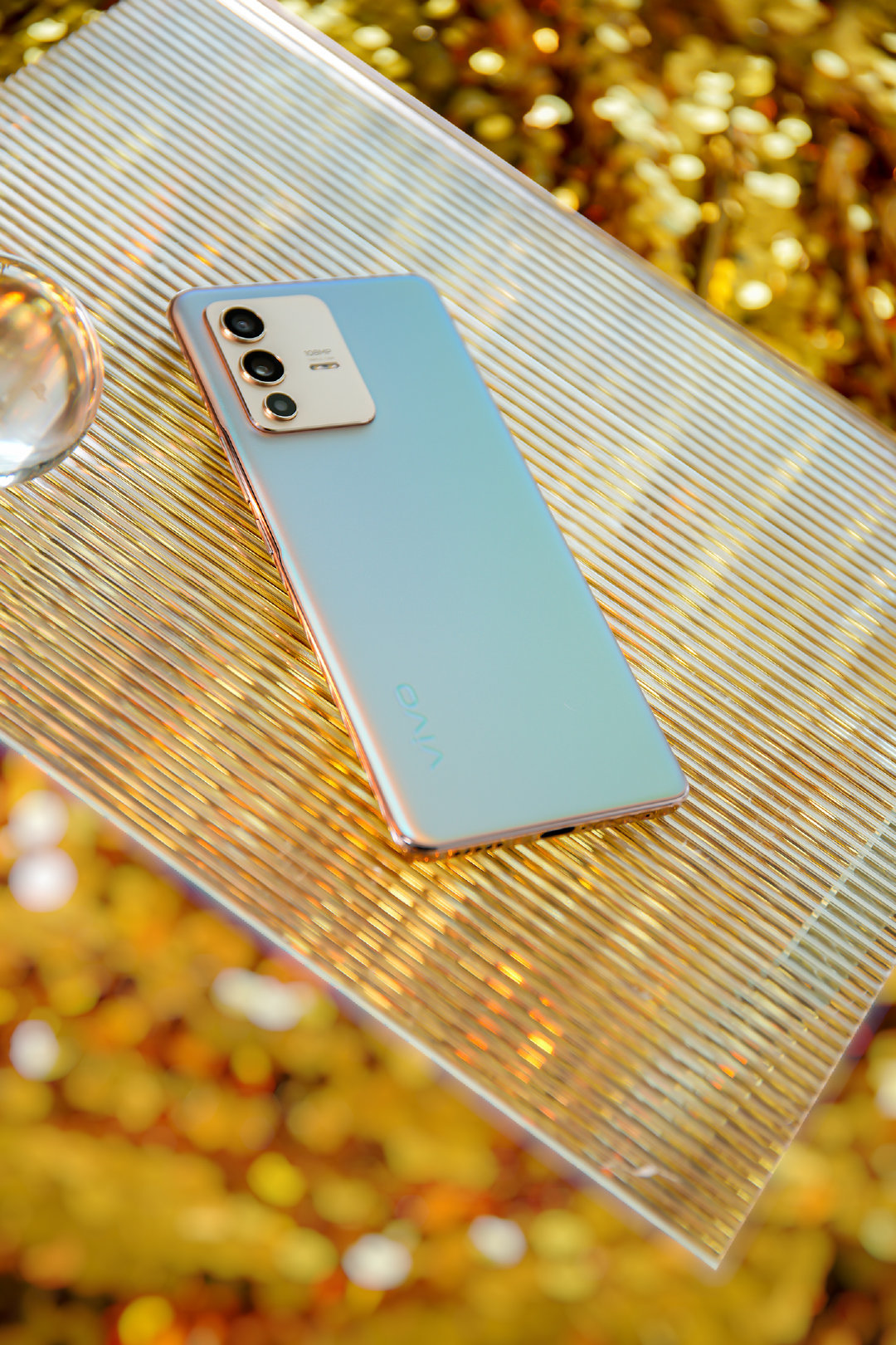 色彩美学再度提升vivos12暖金配色颜值突破机圈天花板