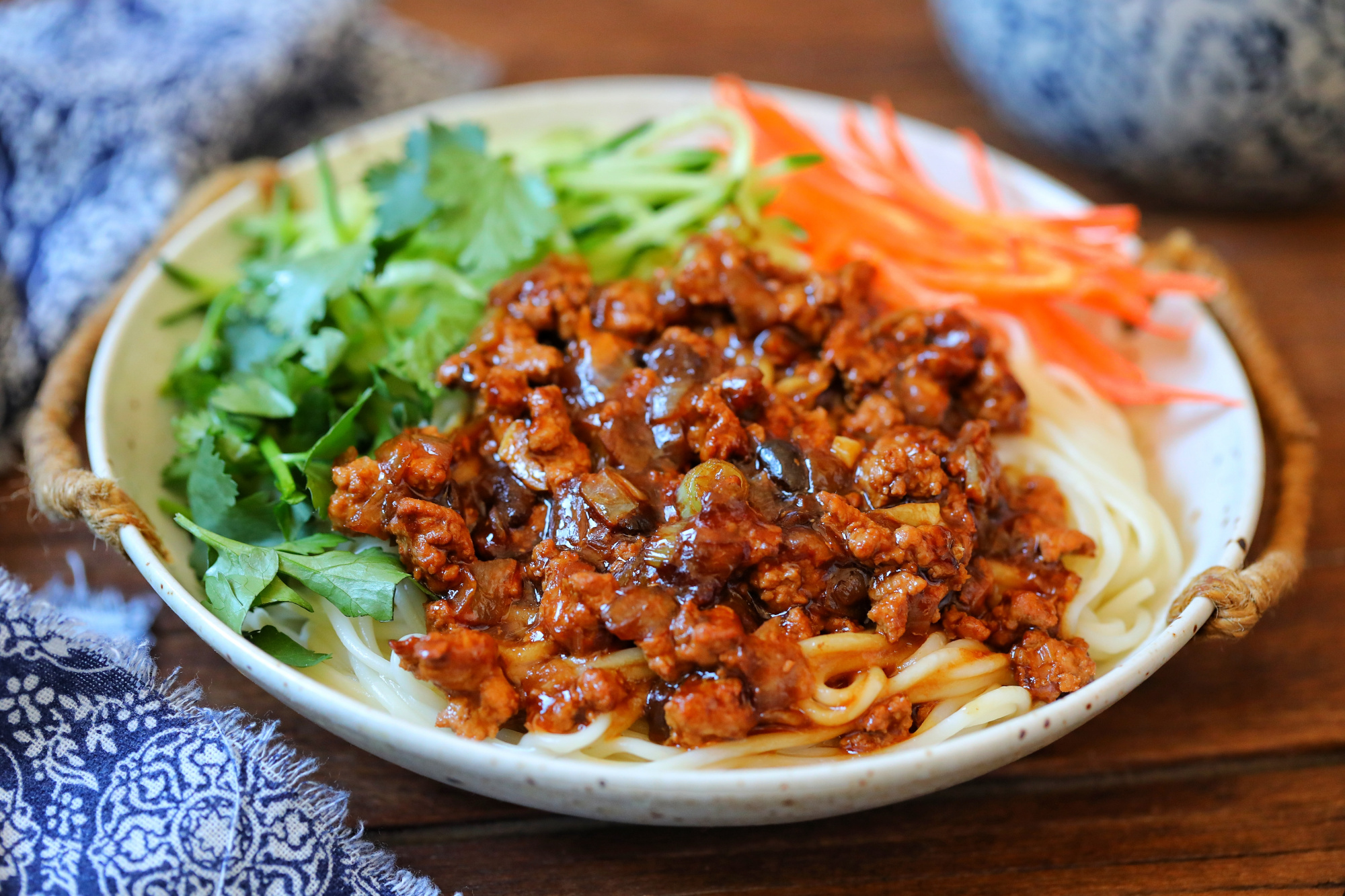 炸酱面好吃有窍门,大口吃才叫过瘾,酱香浓郁,一碗都不够吃