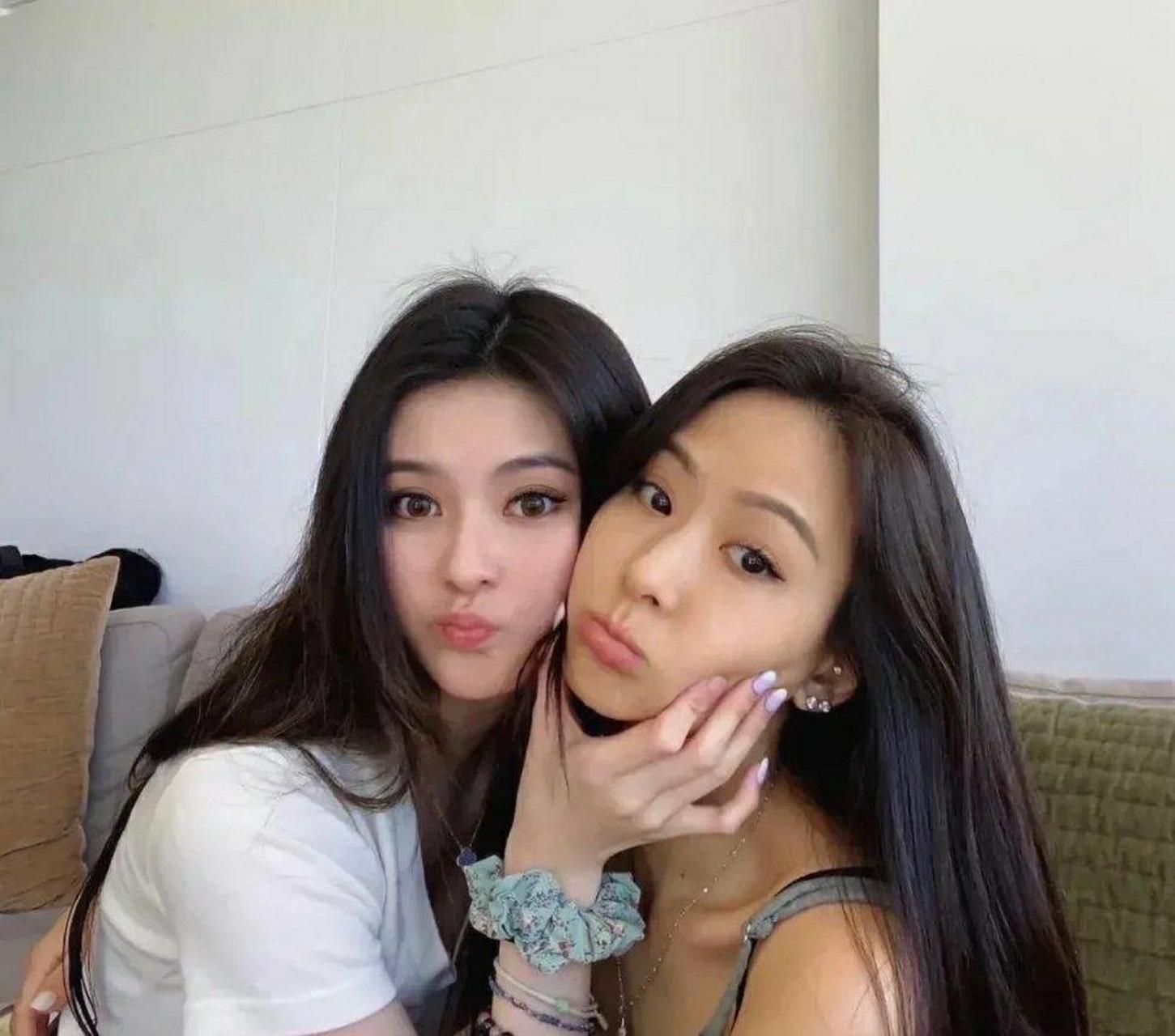 44岁的孙芸芸跟女儿的合照真是傻傻分不清,谁才是女儿,谁才是妈妈呀?