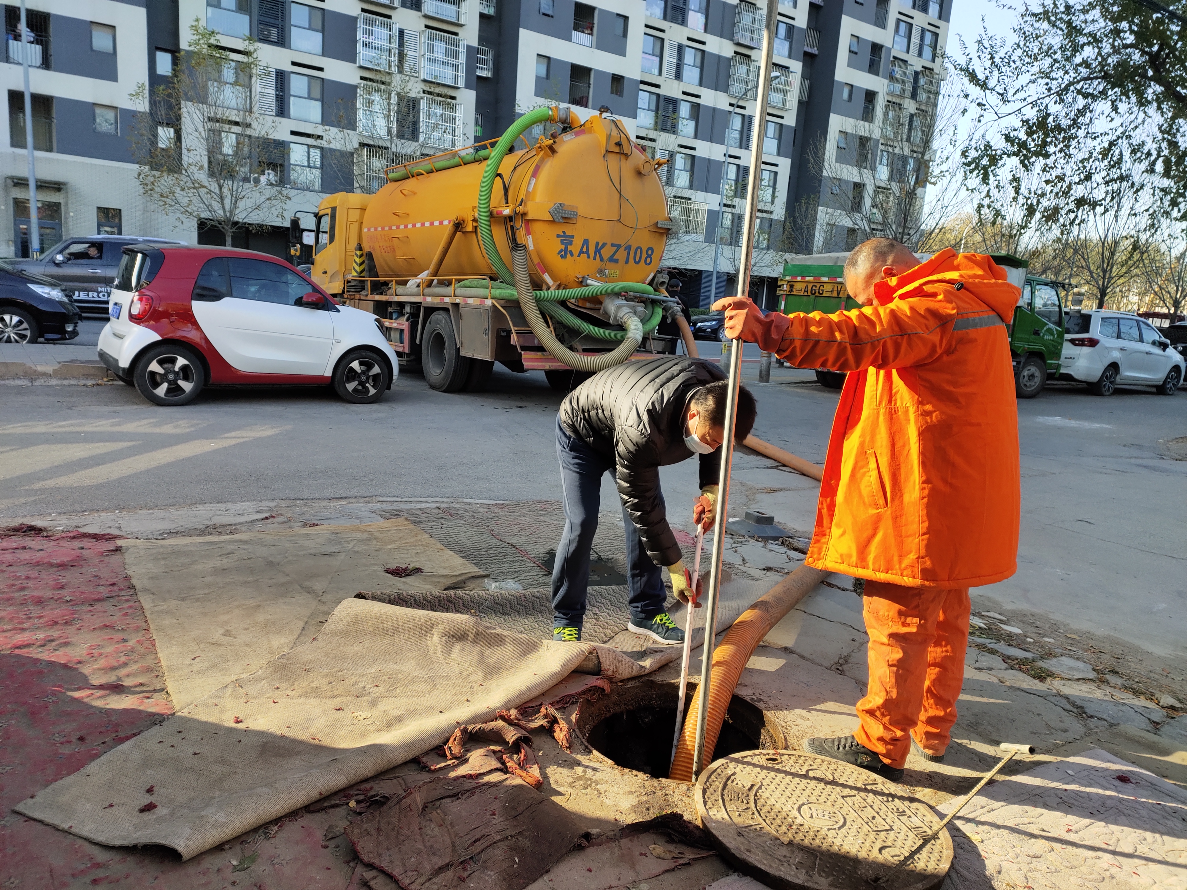 清理化粪池的吸粪车清掏隔油池的抽粪车和抽污水拉泥浆车区别在哪