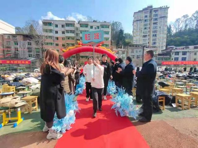重庆忠县三汇中学为高三学子举行成人礼