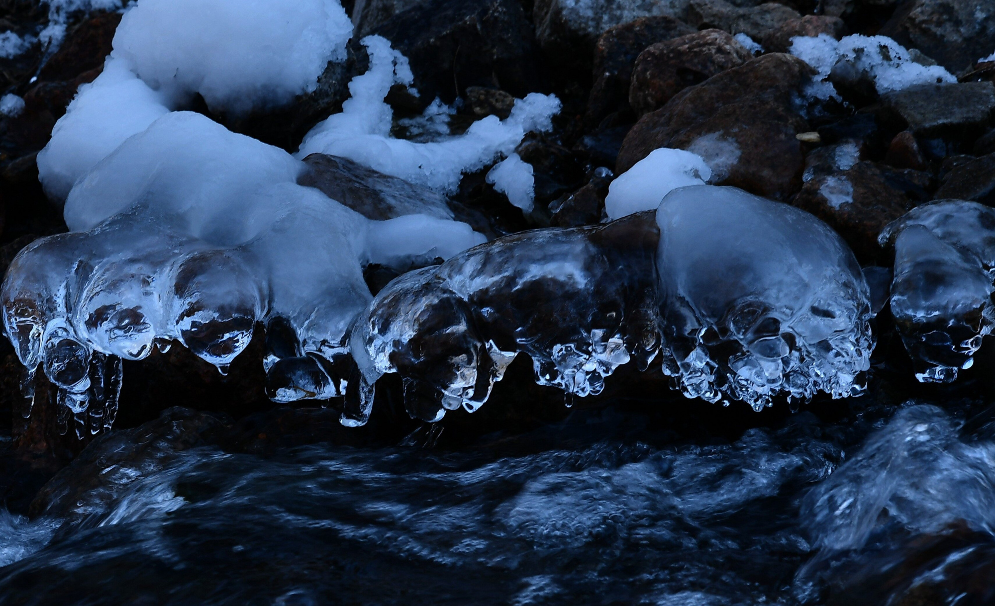 美丽的冰凌冰挂——记千山入冬后第二场雪冰挂