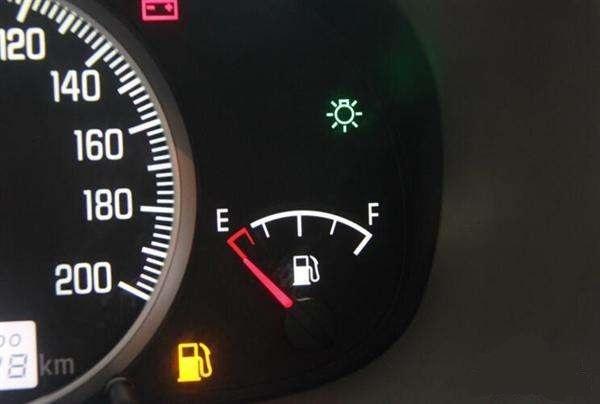 车没油在路上熄火了怎么办