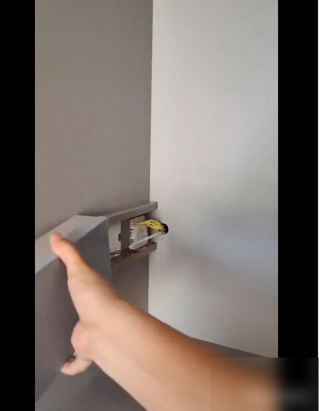 卧室衣柜挡住开关了,怎么办?