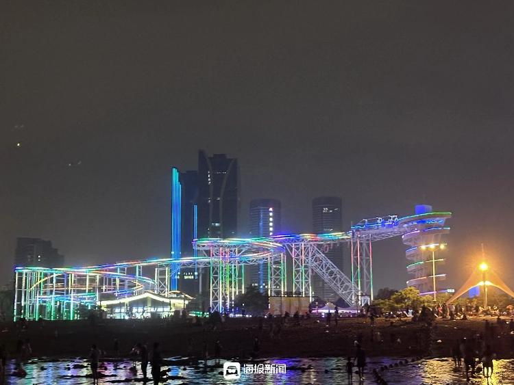 "人海"模式开启,这就是夜晚里的日照万平口!