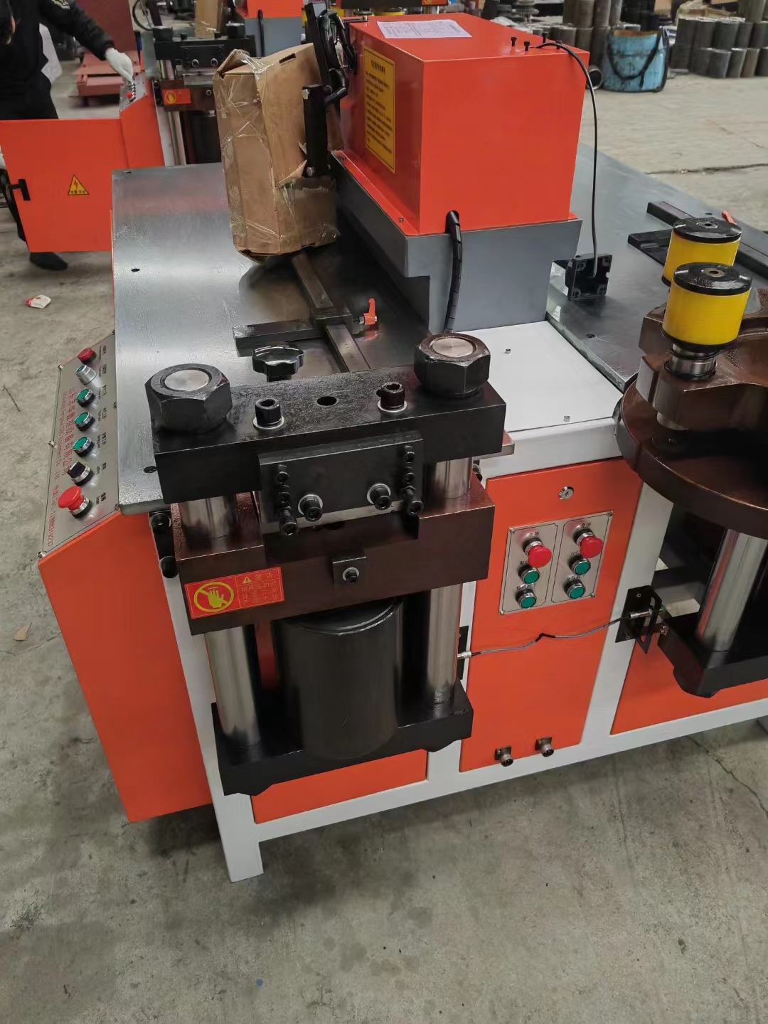 自动母线冲孔机