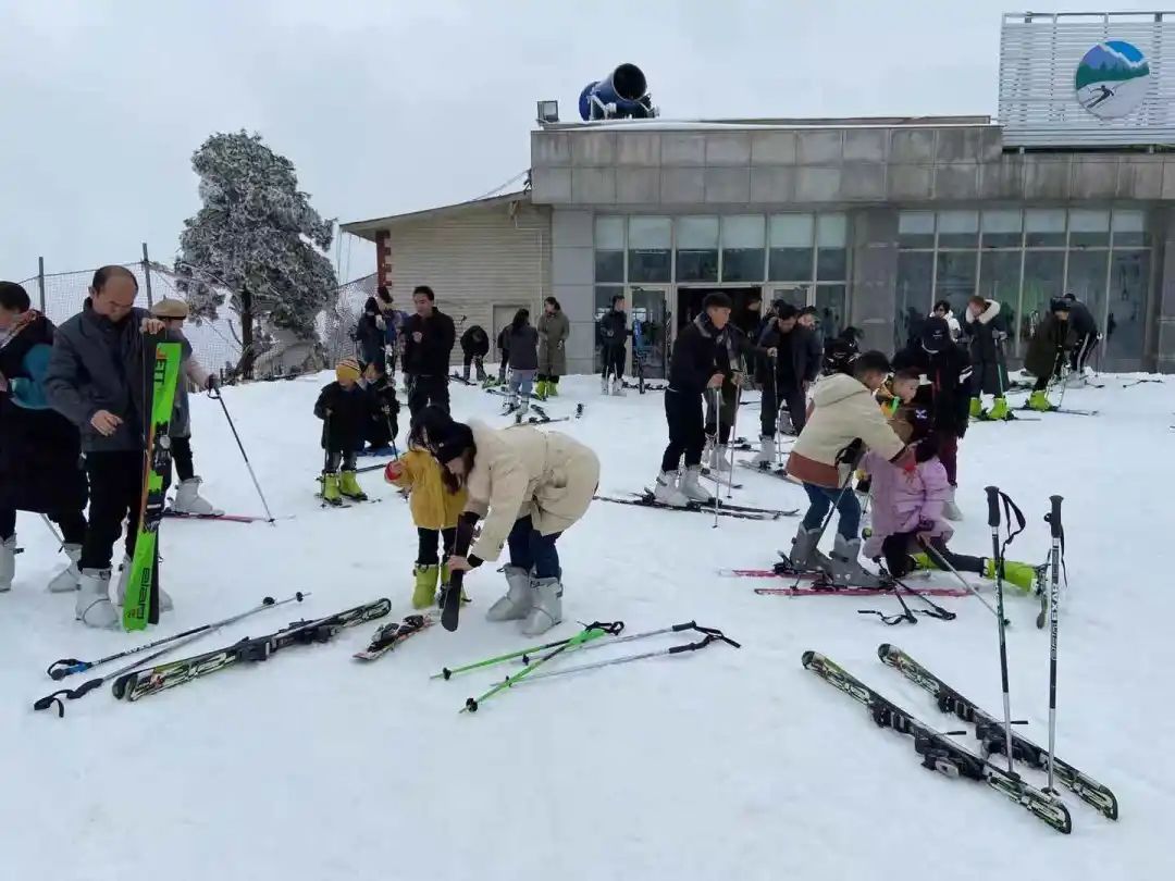 六盤水玉舍雪山滑雪場今日開門啦!