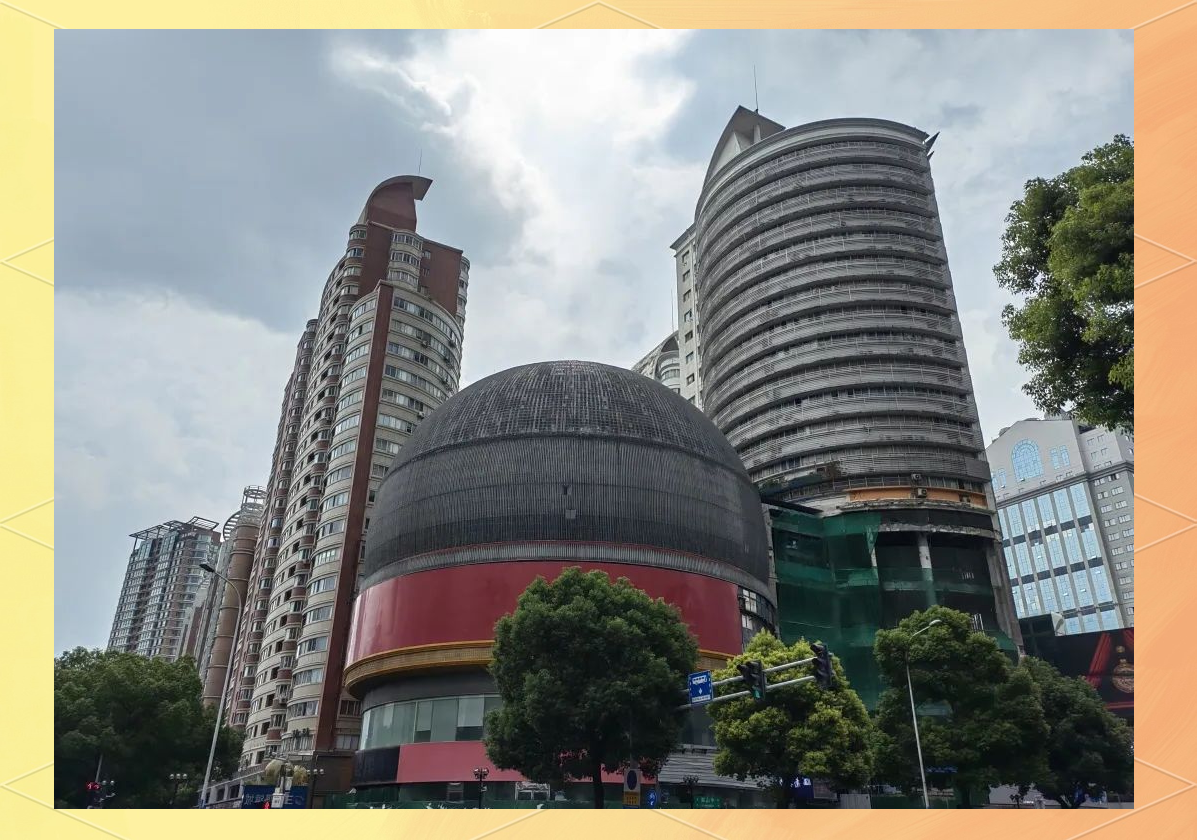 明珠广场,这个坐落于中山路397,399号的繁华商贸中心,其地理位置得天